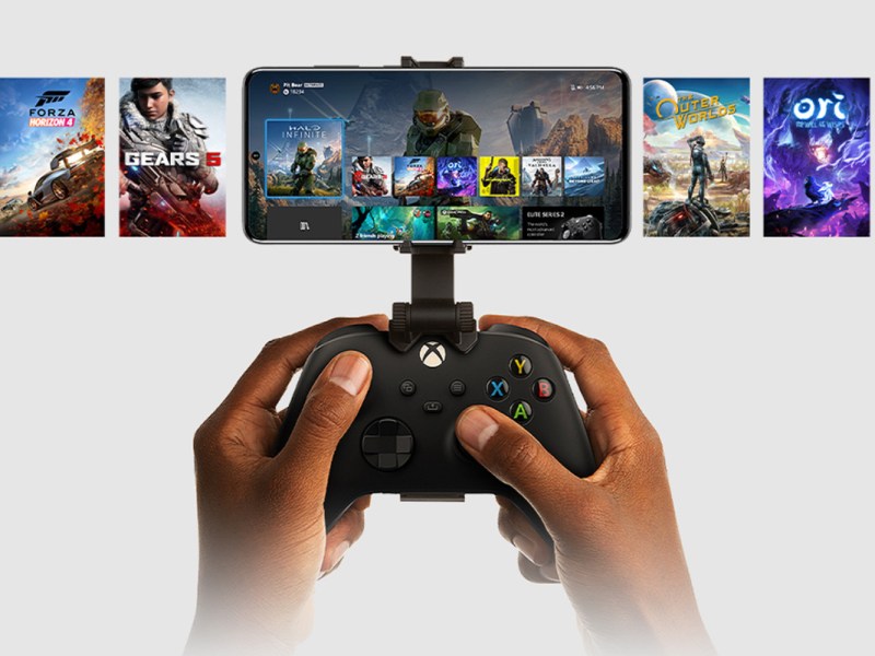 Das Smartphone ist an einen Controller angeschlossen. Auf dem Handy läuft die Xbox-App.