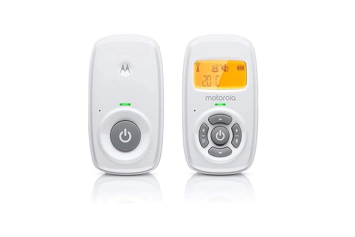 weißes Babyphone mit Empfänger und Sender auf weißem Grund