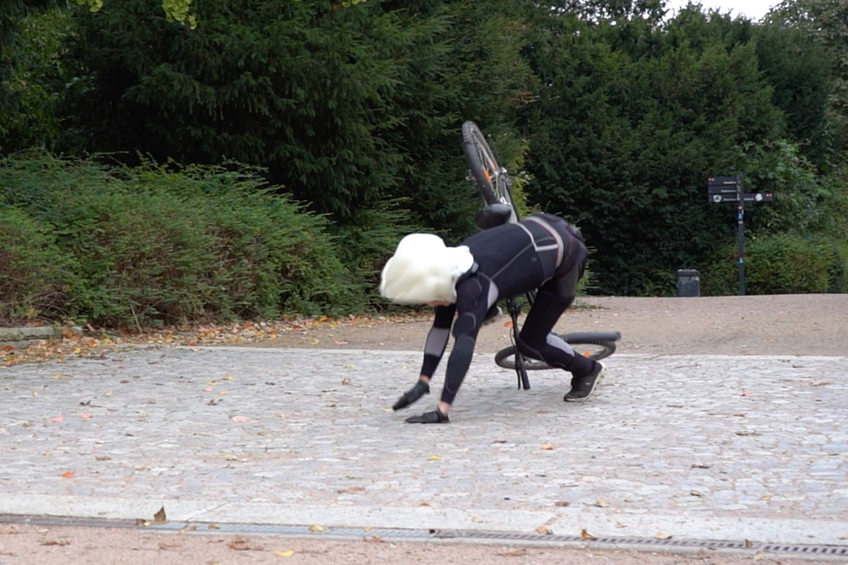 Mann bei einem Fahrradunfall mit einem KopfAirbag von Hövding