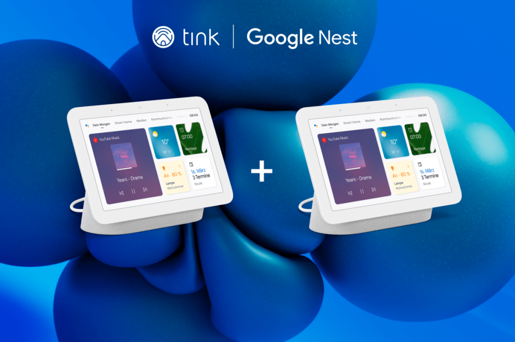 Zwei Google Nest Hub vor blauem Hintergrund