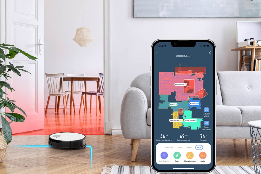 Der Medion Saugwischroboter in einer Wohnung im Hintergrund. Im Vordergrund ein Smartphone mit der zugehörigen App.