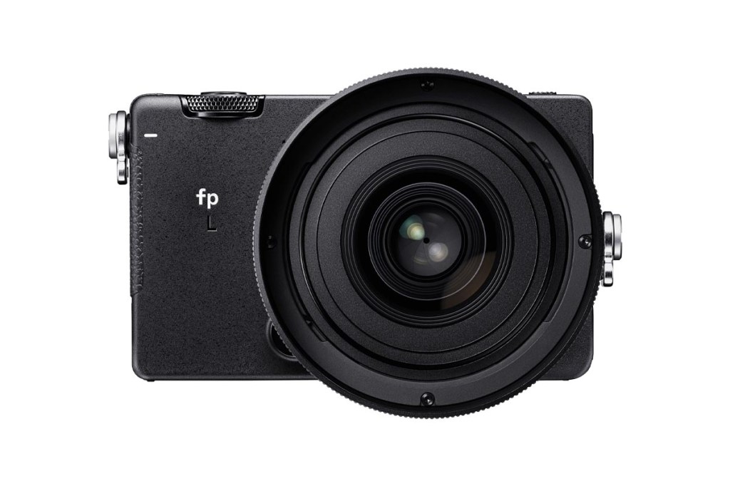 Sigma fp L mit Objektiv und Gegenlichtblende, frontal fotografiert