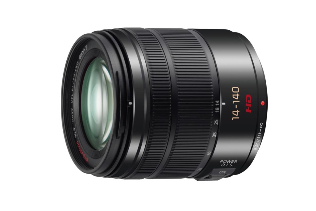 Das Lumix G Vario 3,5-5,6/14-140 mm HD ASPH. Power O.I.S. ohne Kamera in der Seitenansicht