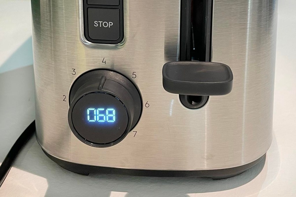 Detail Toaster zeigt dunkles Drehrad mit digitaler Zeitanzeige