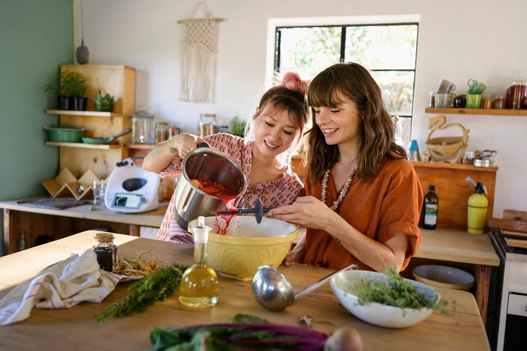 Zwei Personen kochen mit einem Vorwerk Thermomix.