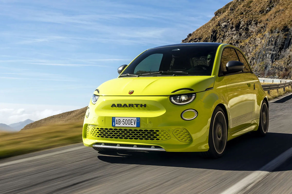 Das E-Auto Abarth fährt über eine Küstenstraße.