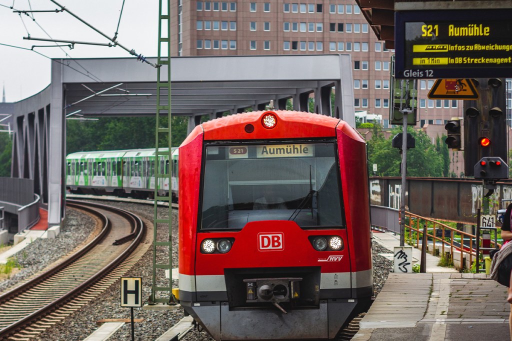 Ein Zug fährt in den Bahnhof ein.