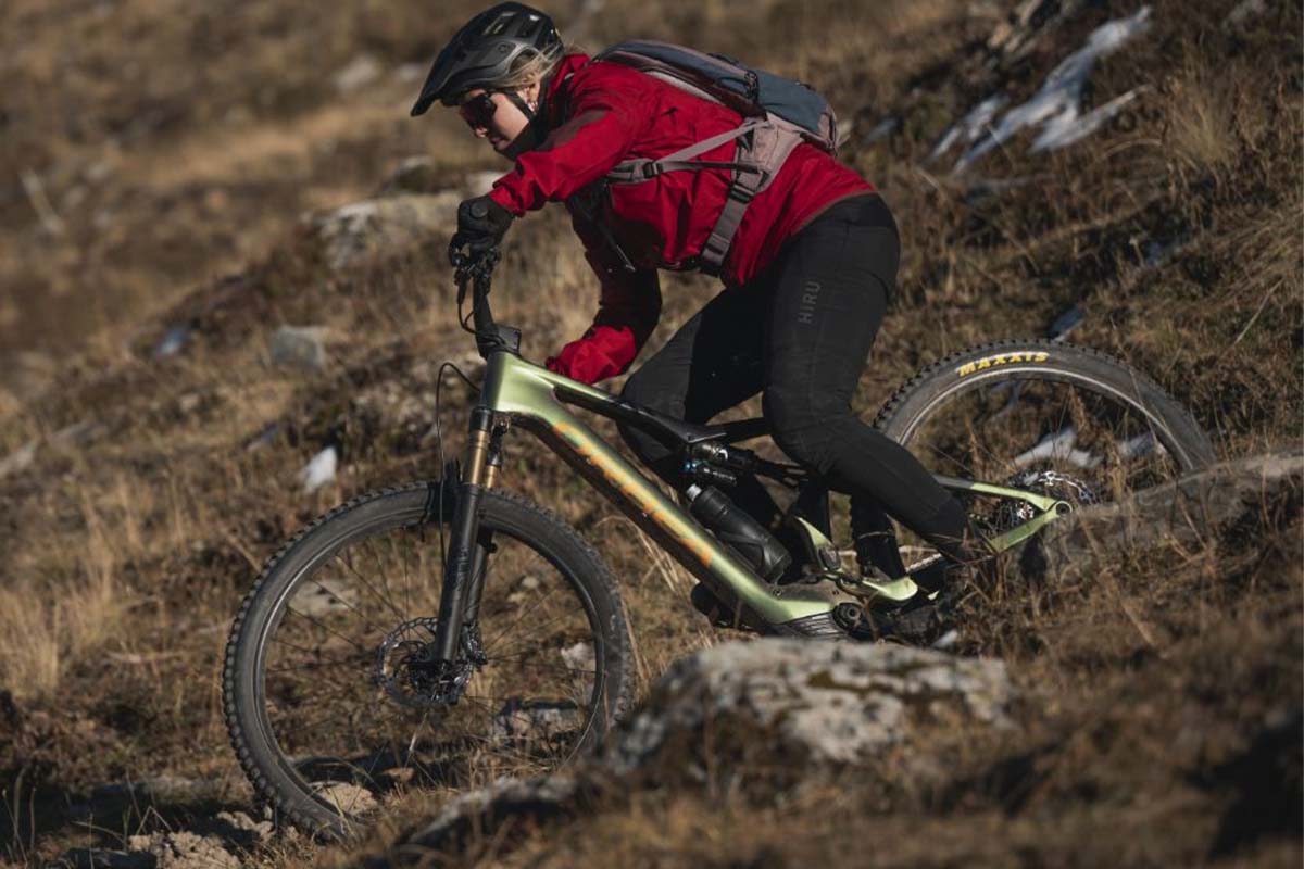 E-Mountainbiker in der Natur mit dem Orbea Rise