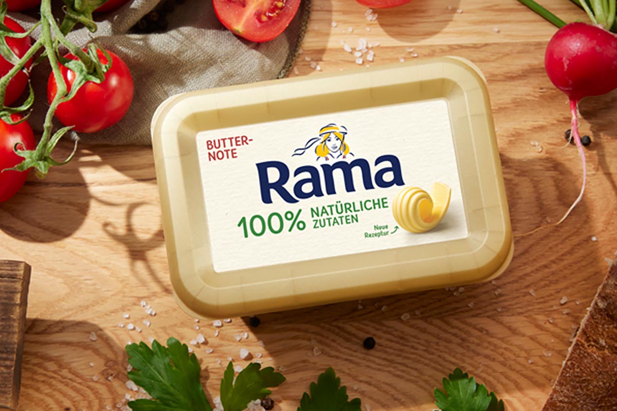 Rama auf einem Holztisch neben Gemüse