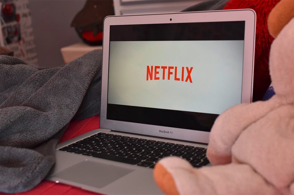 Netflix geöffnet auf einem Laptop-Bildschirm