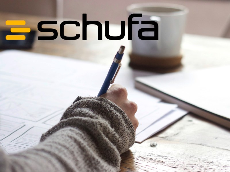 Eine Frau macht Notizen, dazu das Logo der Schufa.