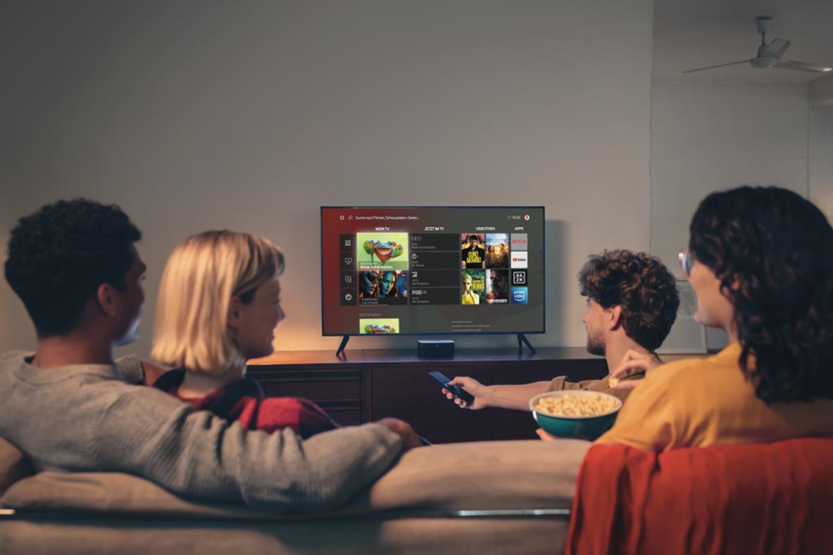 Vodafone Kunden sitzen um Fernseher