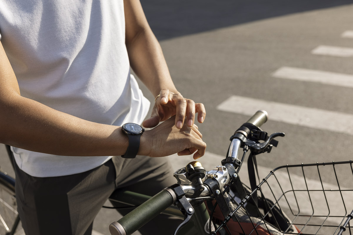 Ein Mann navigiert mit seiner Pixel Watch.