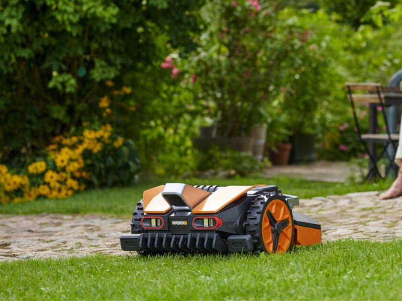 Der Worx Landroid Vision im Einsatz auf dem Rasen.