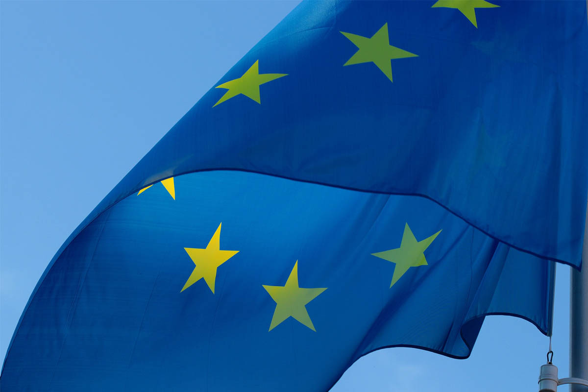 Flagge der EU weht blau im Wind