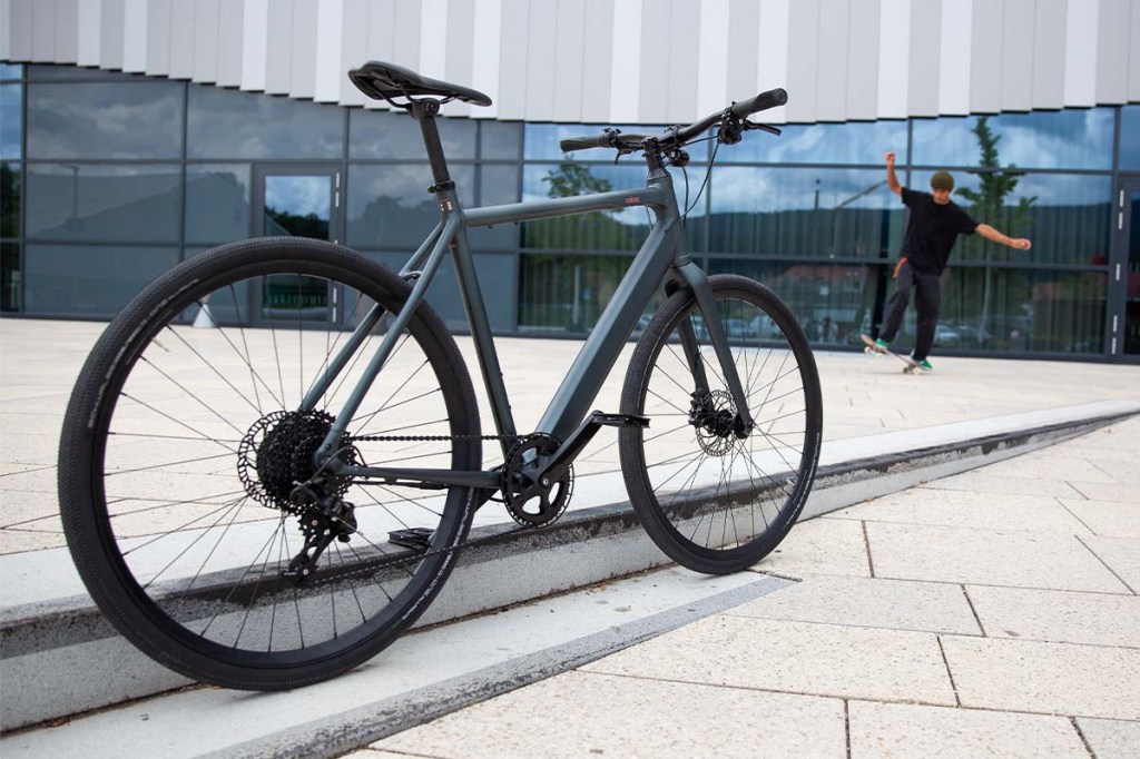 Lifestylebild E-Bike Sydney von coboc, steht an einer Stufe vor einem Platz