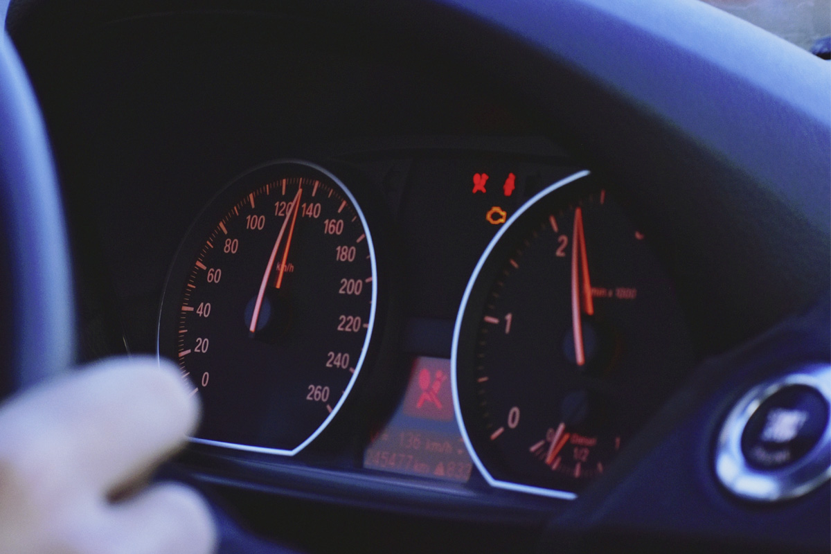 Ein Tachometer in einem Auto.