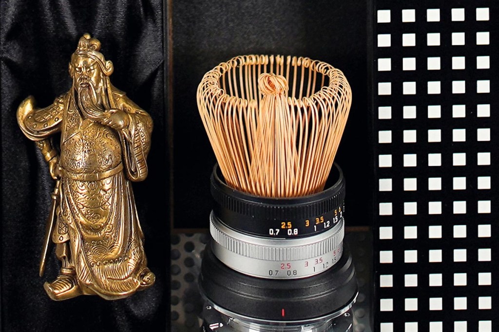 Goldene Figur vor schwarzem Hintergrund.