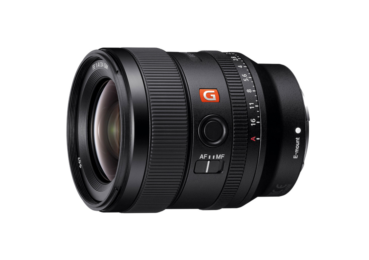 Das Sony SEL FM 24MM F1,4 GM Objektiv schräg-seitlich abfotografiert. 