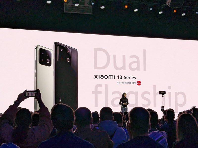 Das Xiaomi 13 wird auf eienr Bühne der Weltöffentlichkeit präsentiert.