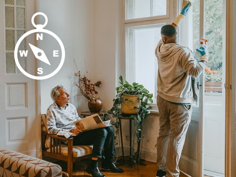 Zwei Männer in einem Wohnzimmer