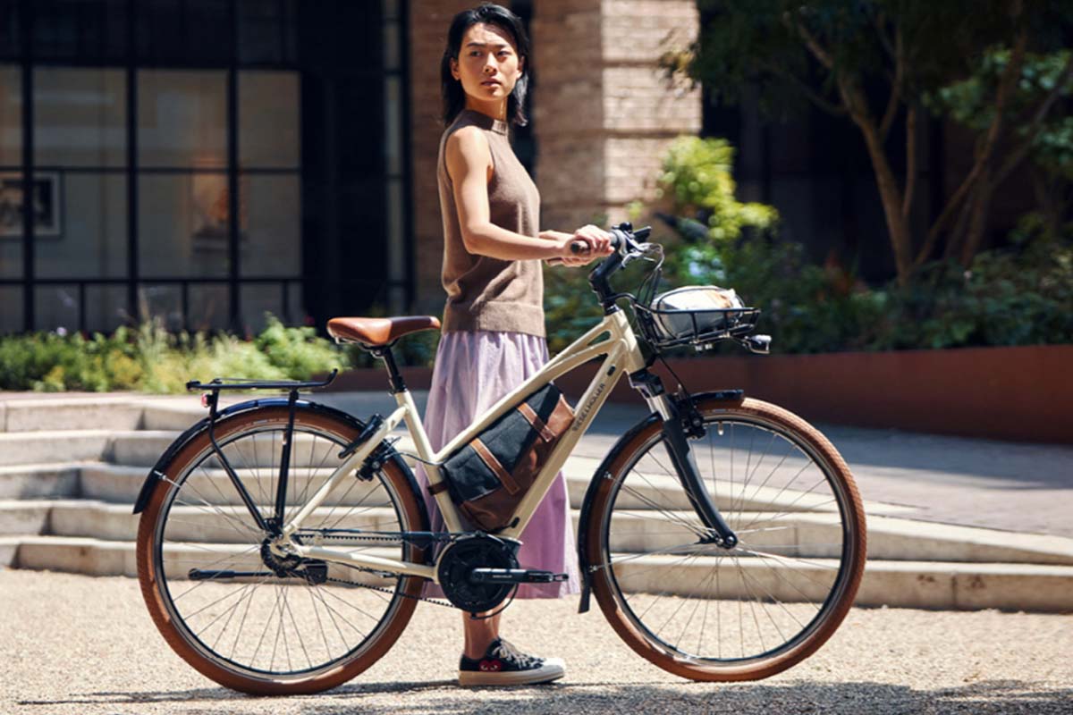 Frau steht neben E-bike cruiser2 mixte von riese und müller