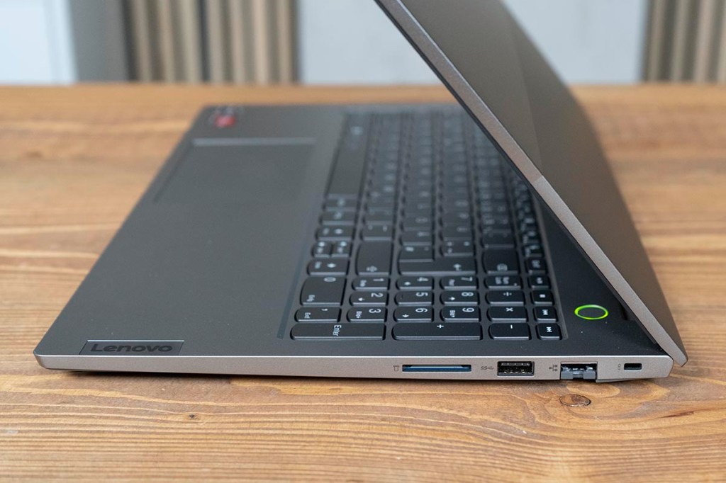 Auf dem Bild sieht man die rechte Seite des Lenovo ThinkBook 15 G4