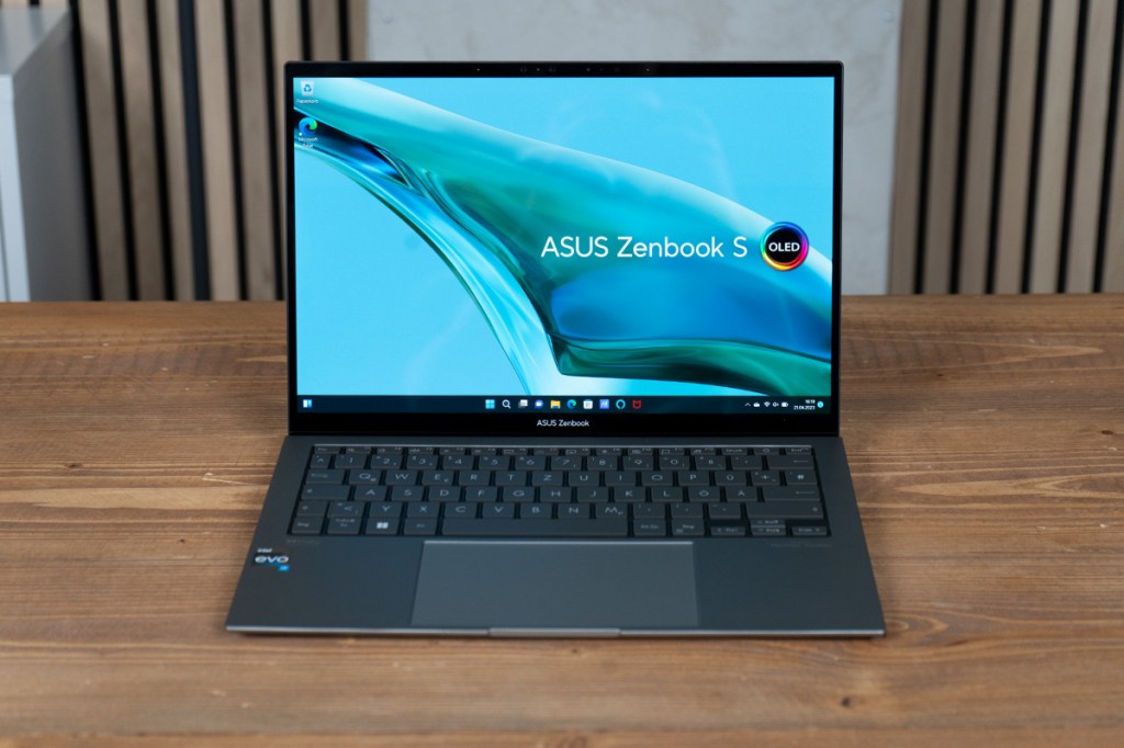 Das Asus Zenbook S 13 OLED steht auf einem Schreibtisch.