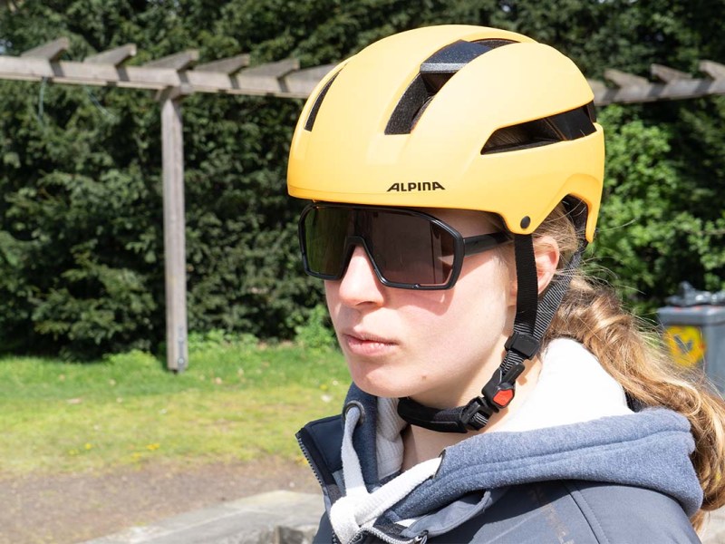 Nahaufnahme Frau mit Fahrradhelm und Sonnenbrille