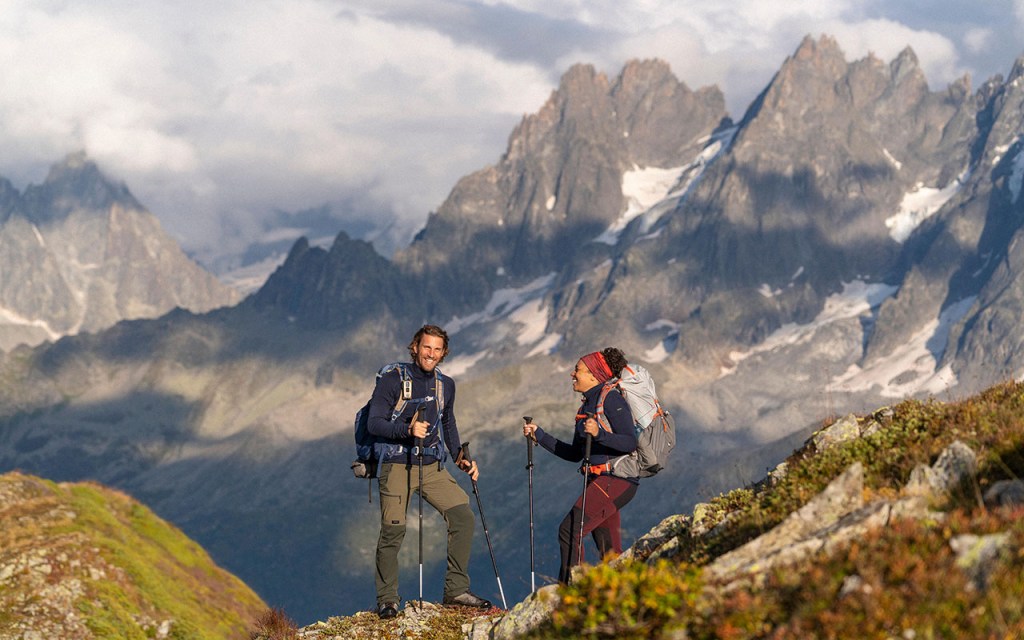 Frau und Mann wandern in Gebirgslandschaft