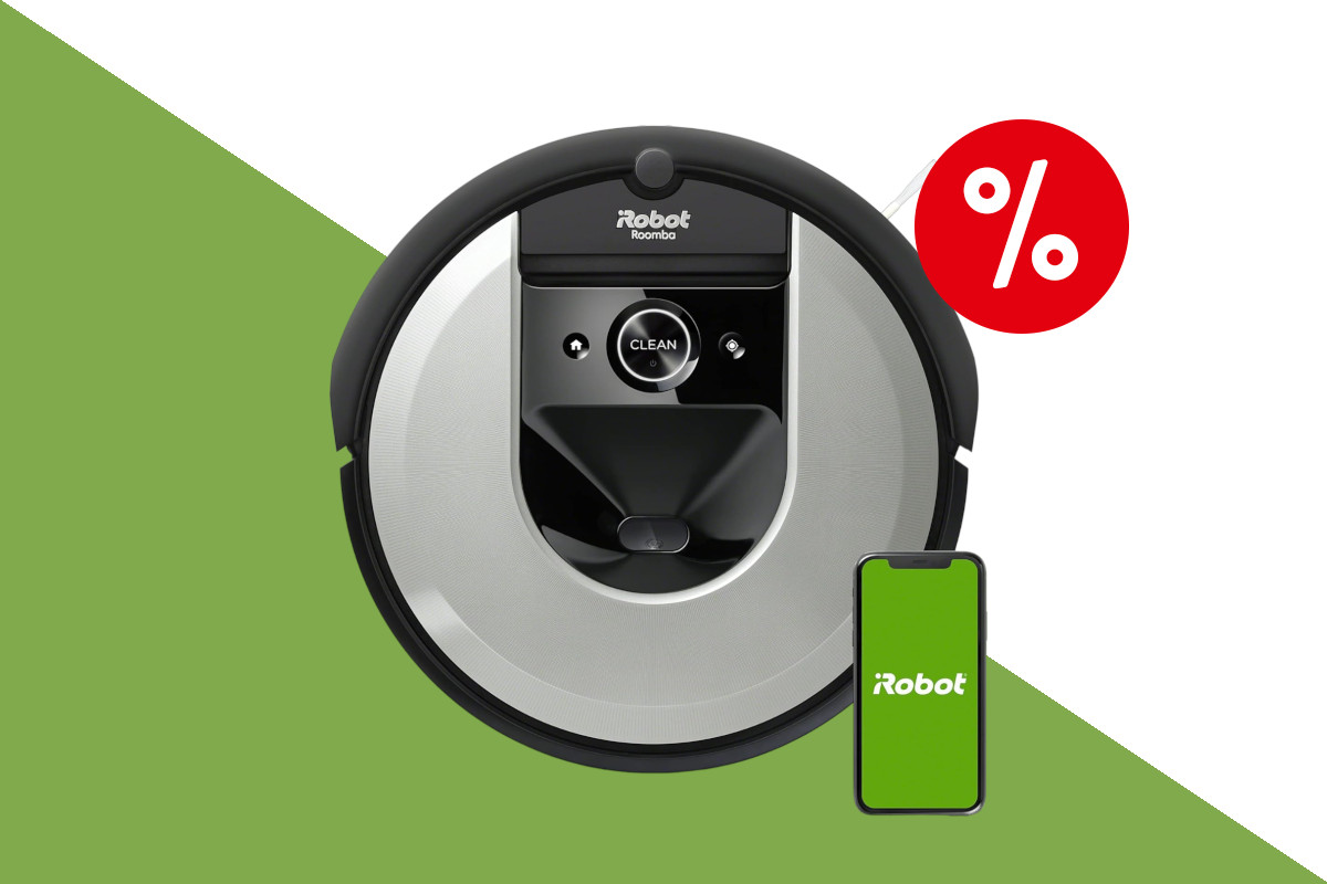 Silbern schwarzer iRobot Roomba i7 Saugroboter von oben in der Mitte mit einem grauen Smartphone mit grünem Bildschirm rechts daneben unten auf grün weißem Hintergrund mit rotem Prozentzeichen oben rechts