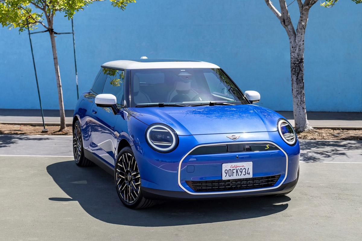 Der neue Mini Cooper Electric vor einer blauen Wand.