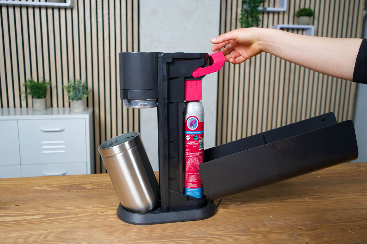 Ausbau des CO2-Zylinders aus dem E-Duo von Sodastream