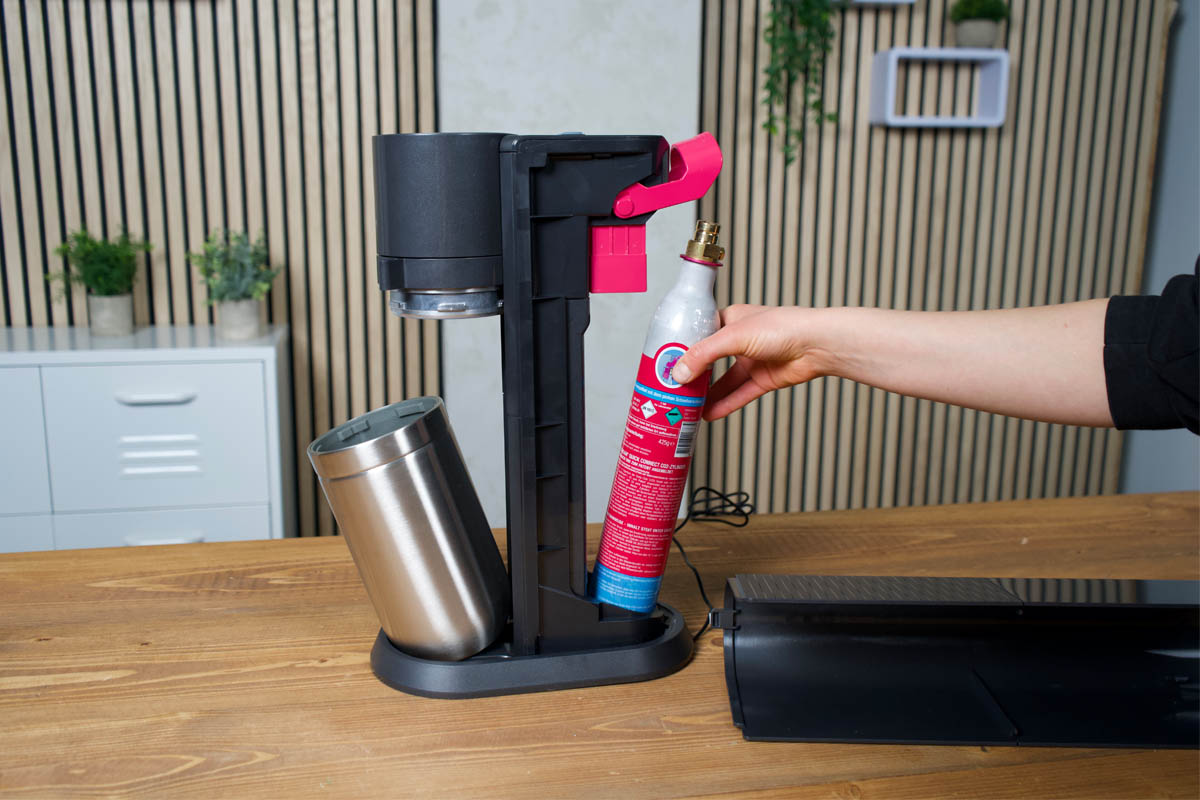 Ausbau des CO2-Zylinders aus dem E-Duo von Sodastream