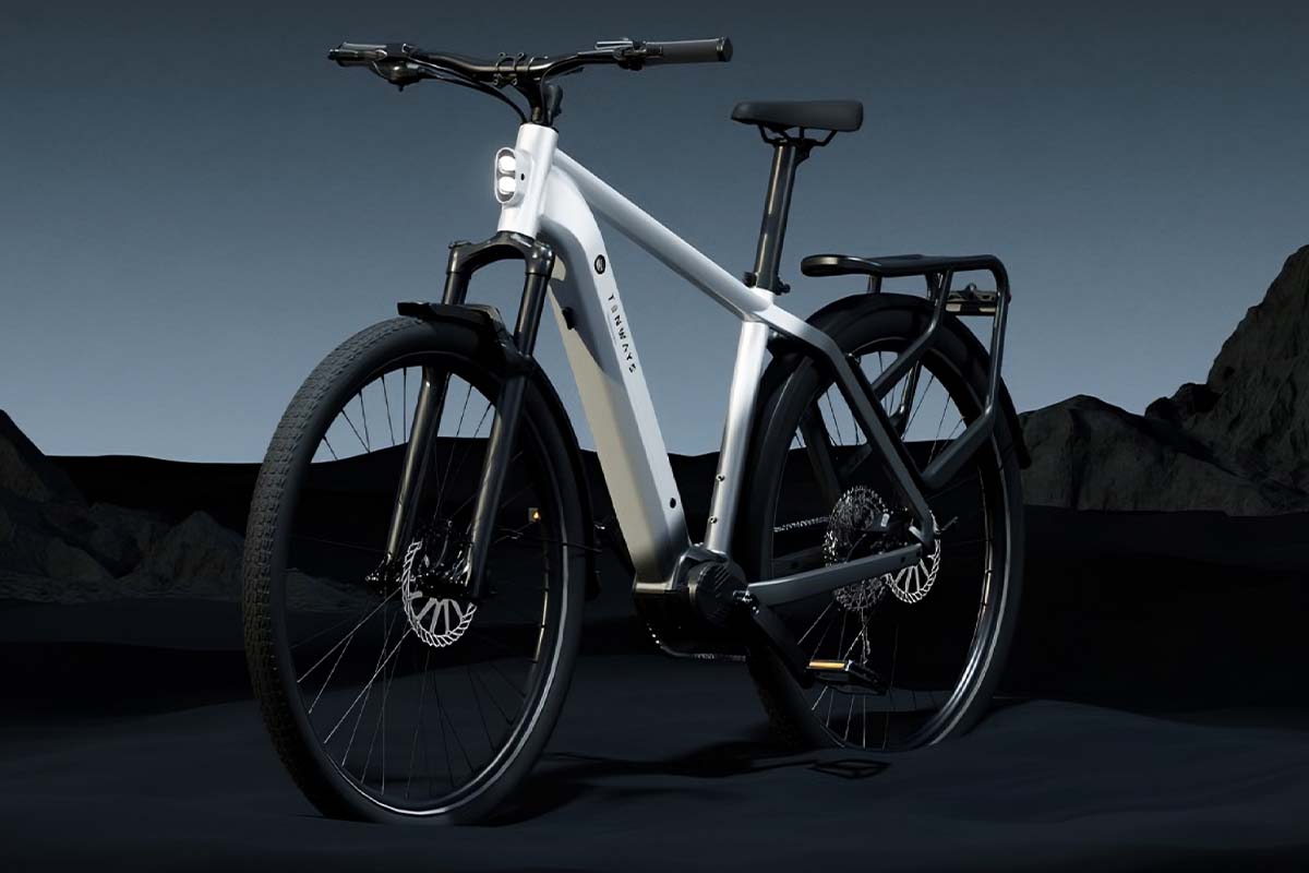 Productshot E-bike Tenways Ago X vor dunklem Hintergrund