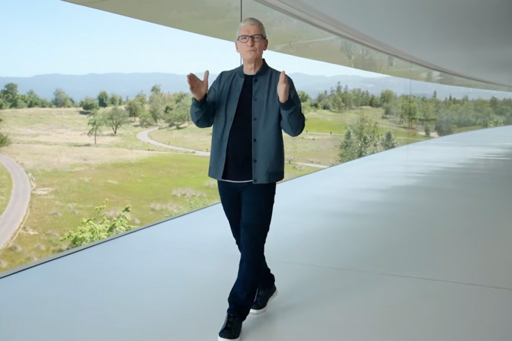 Tim Cook geht durch das Apple-Hauptquartier.