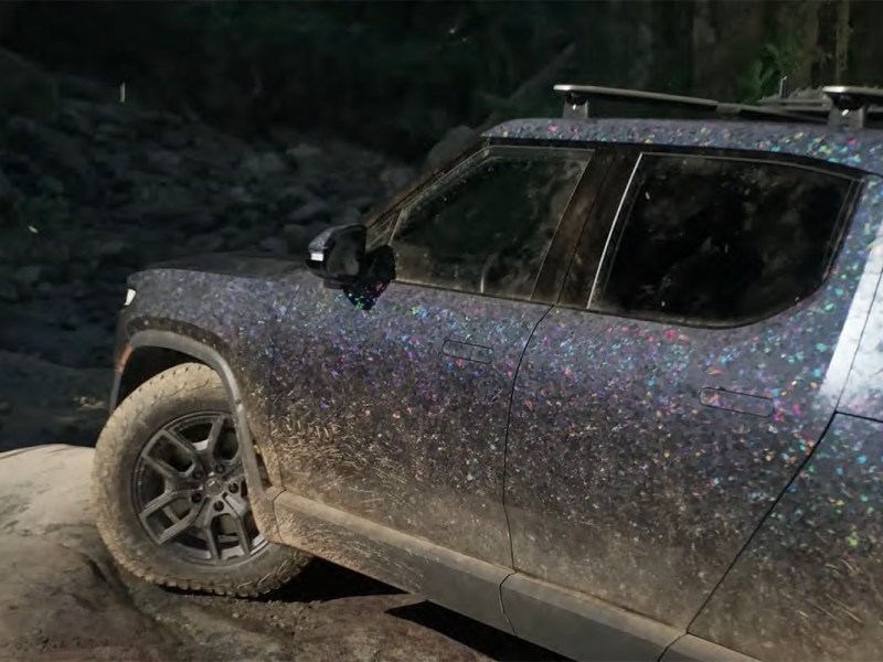 Ein Jeep steht in einem dunklen Wald