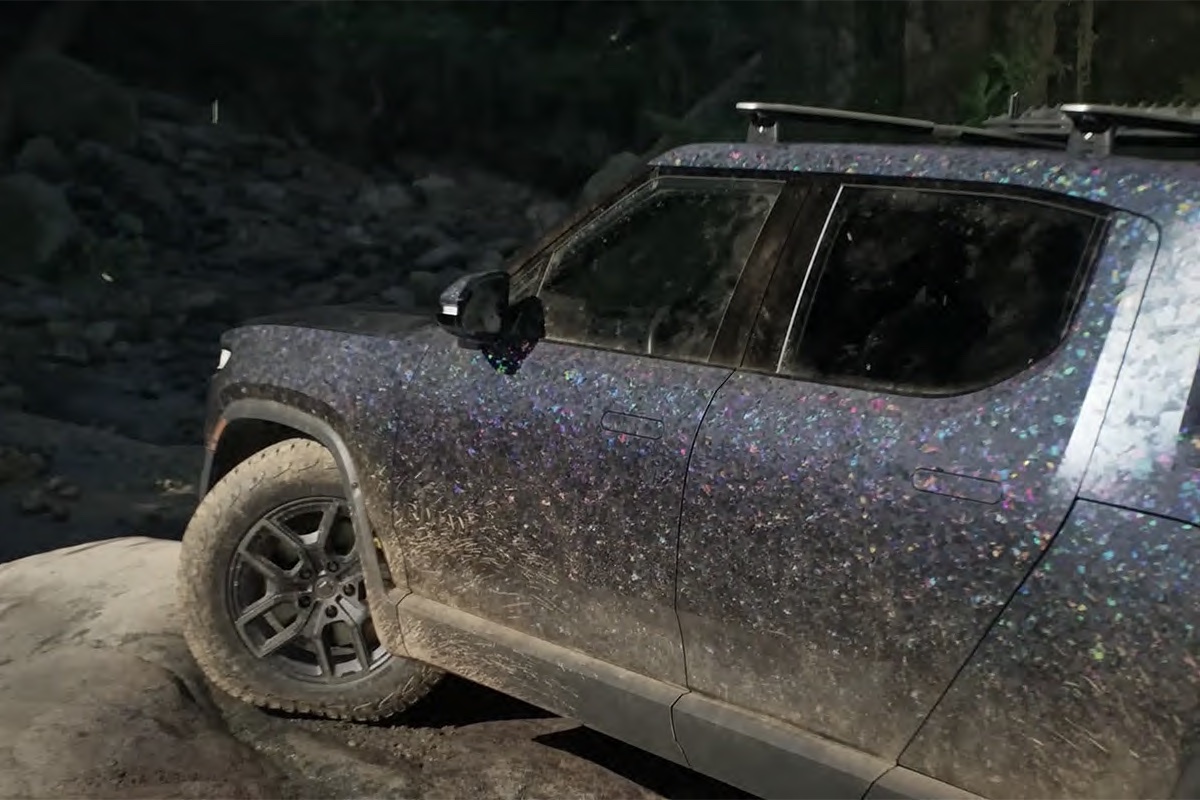 Ein Jeep steht in einem dunklen Wald