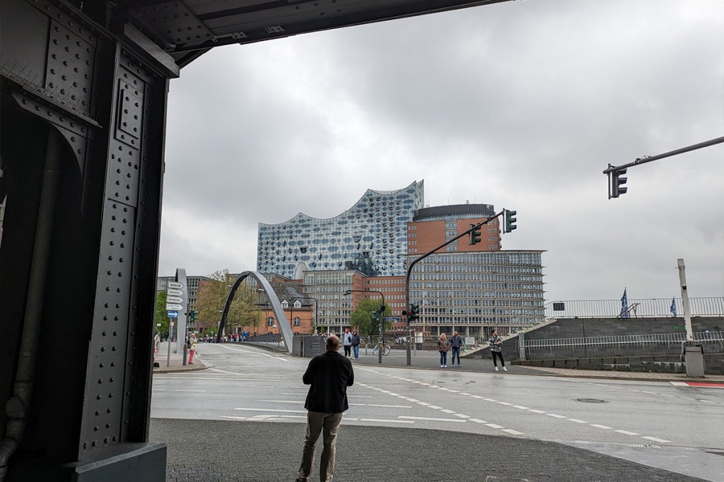 Ein Mann steht an einer Straße in Hamburg.