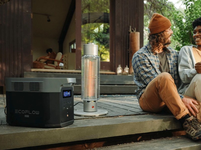 Zwei Menschen sitzen auf der Veranda, daneben eine EcoFlow Powerstation.