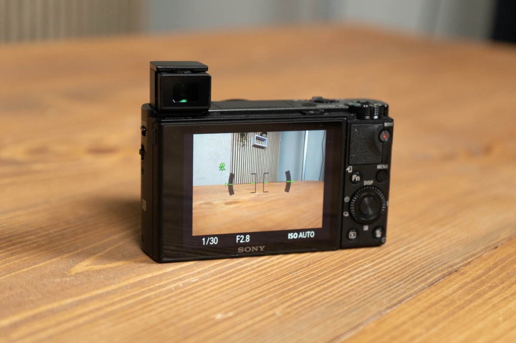 Die Sony RX100 mit ausgeklapptem Sucher