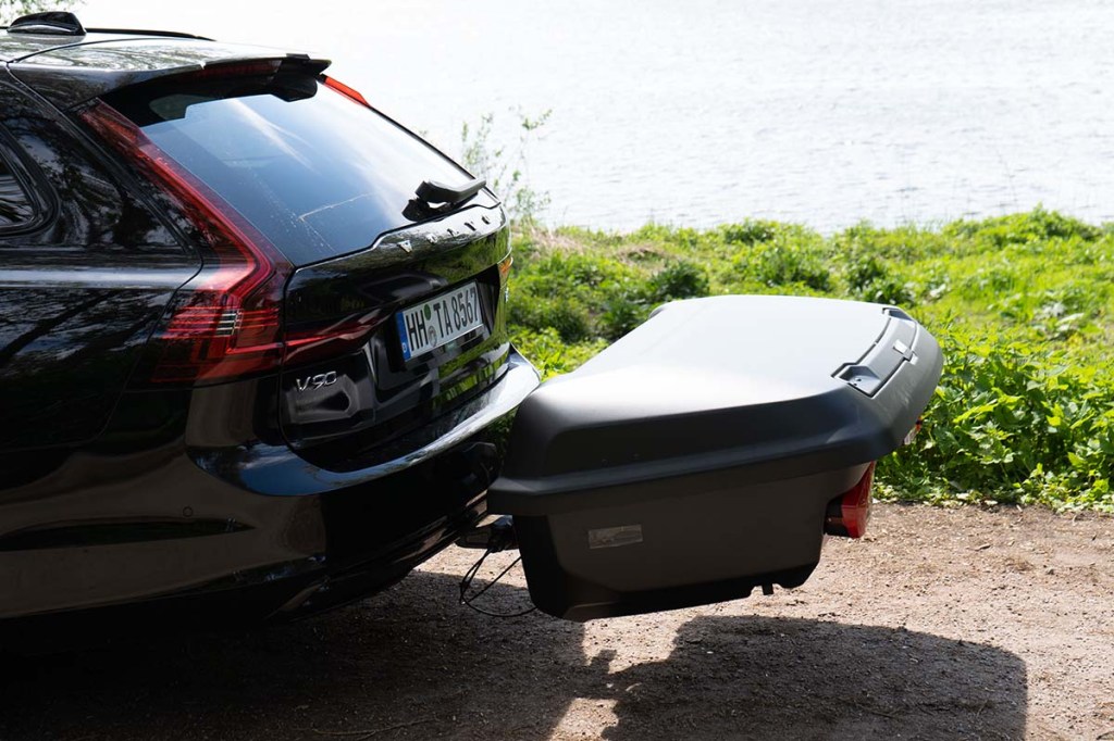 Autoheck mit Thule Box von der Seite