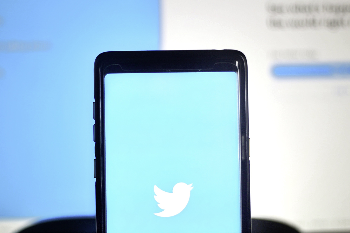 Ein Smartphone mit dem Twitter-Logo darauf.