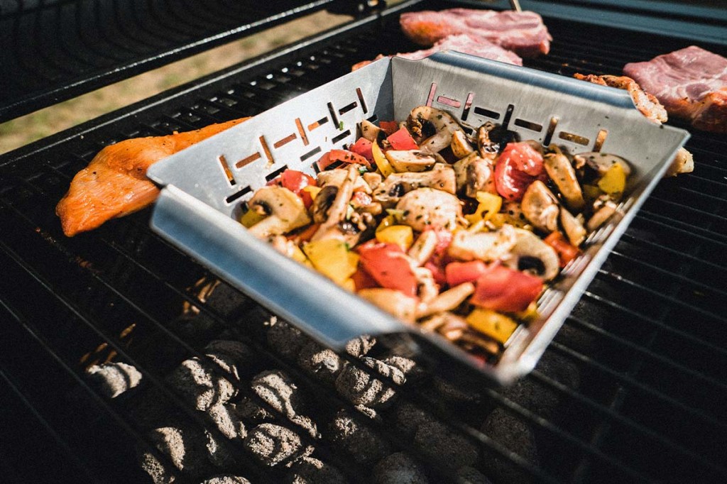 Grillschale mit Gemüse Nachaufnahme, auf einem Grill liegend