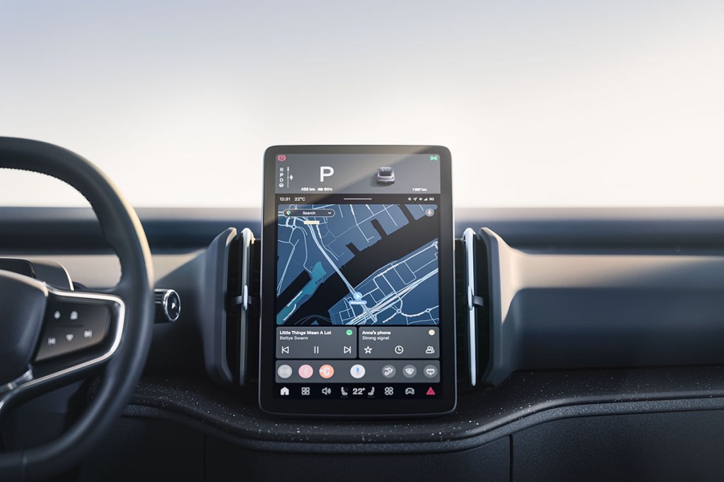 Detailaufnahme aus dem Innenraum des E-Autos Volvo EX30 mit Blick nauf das Infotainmant-Display, das eine Navigation via Google Maps anzeigt.