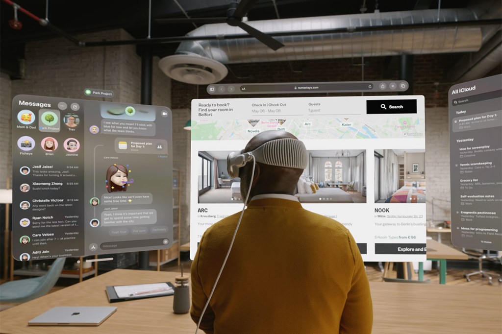 Bild eines Nutzers der Apple Vision Pro, in seiner Umgebung.