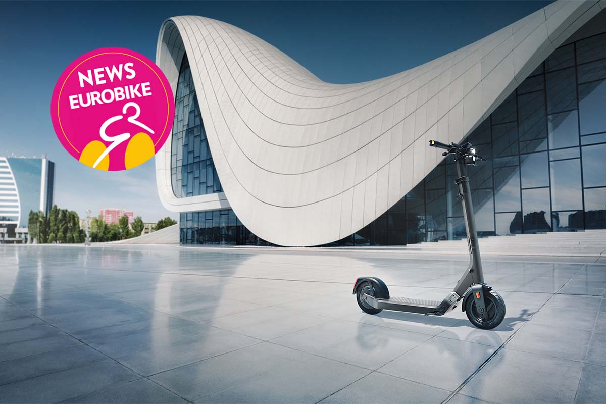 E-Scooter Egret One Limited Edition auf einem Platz vor einem futuristischen Gebäude stehend