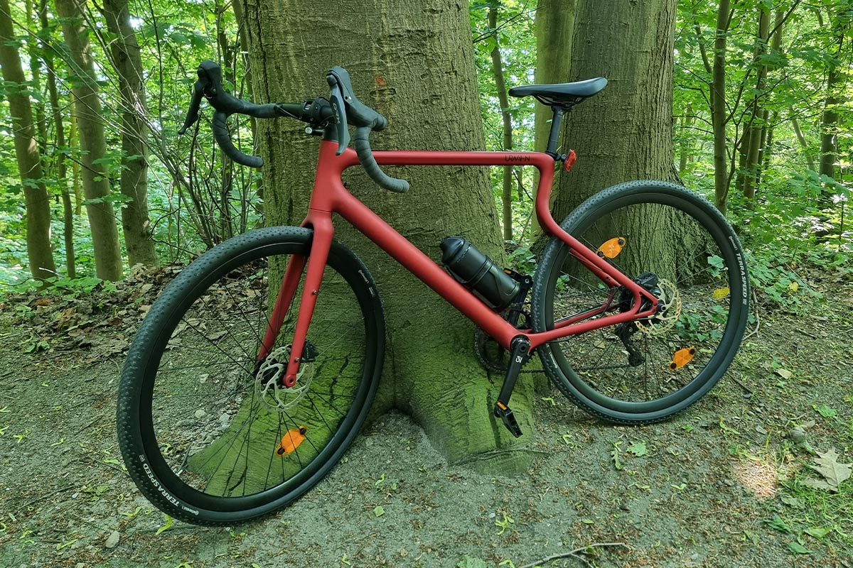 Wildwiesel E-Bike von Urwahl an einem Baum lehnend.