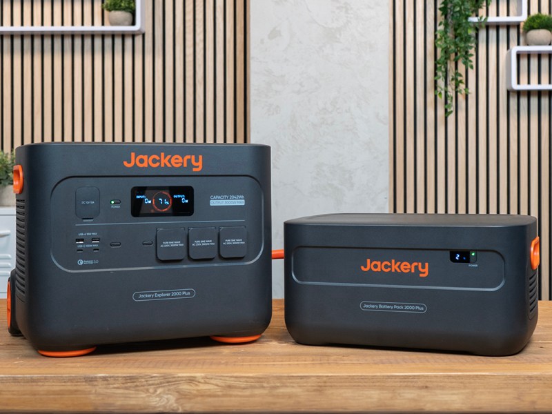 Die Jackery Explorer 2000 Plus mit Zusatz-Akku auf einem Tisch.