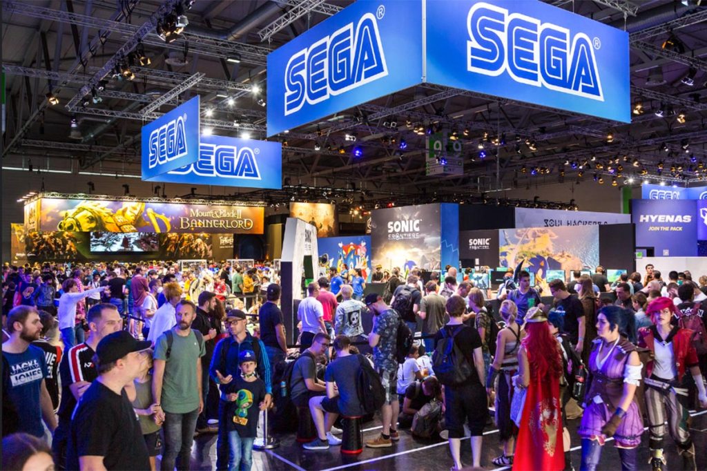 Ein Foto von der Gamescom, man sieht den Stand von Sega.
